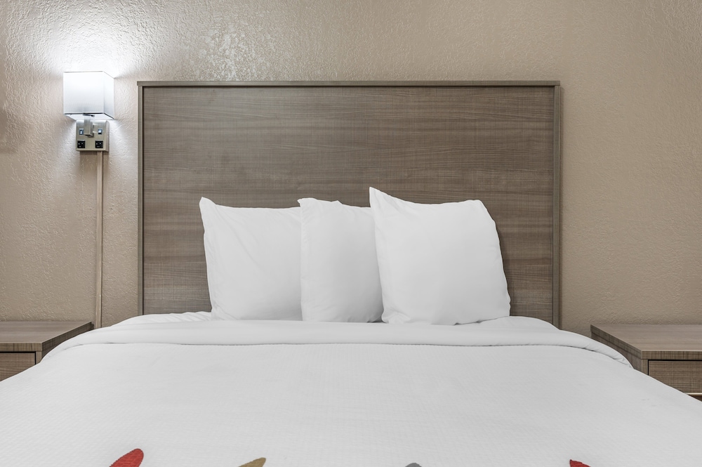 Red Roof Inn Greencastle South Cloverdale - photo 42
