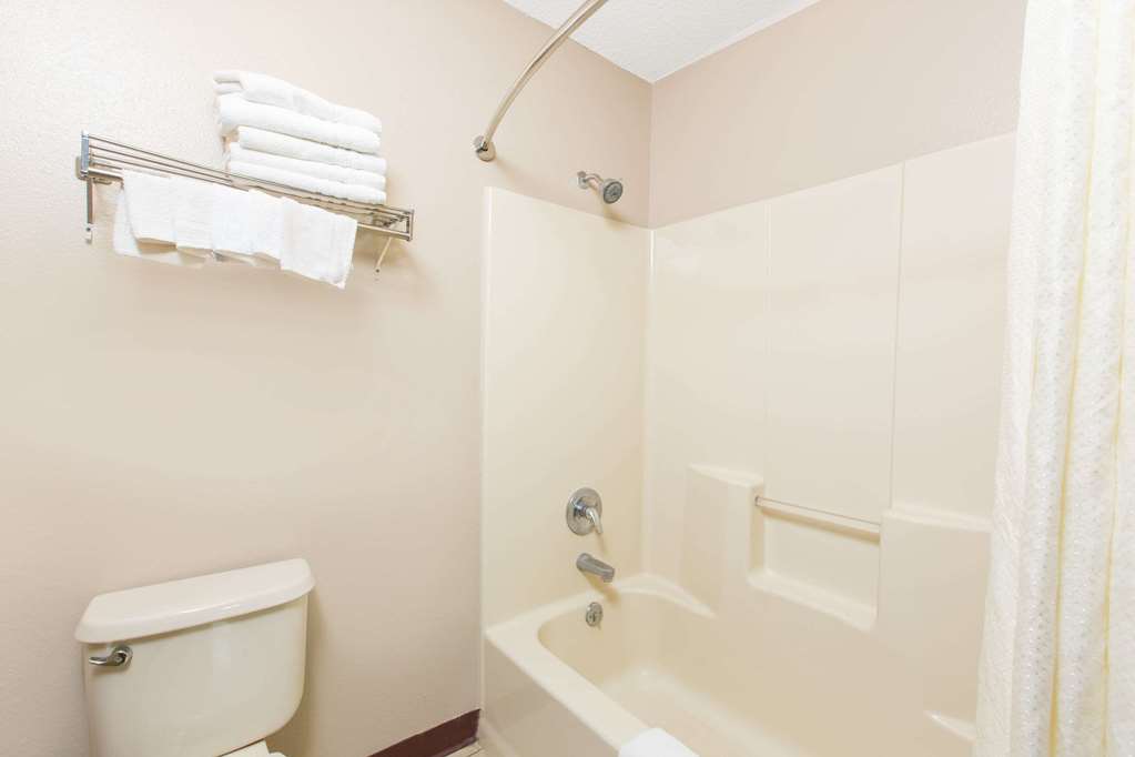 Super 8 by Wyndham Belleville - photo 8
