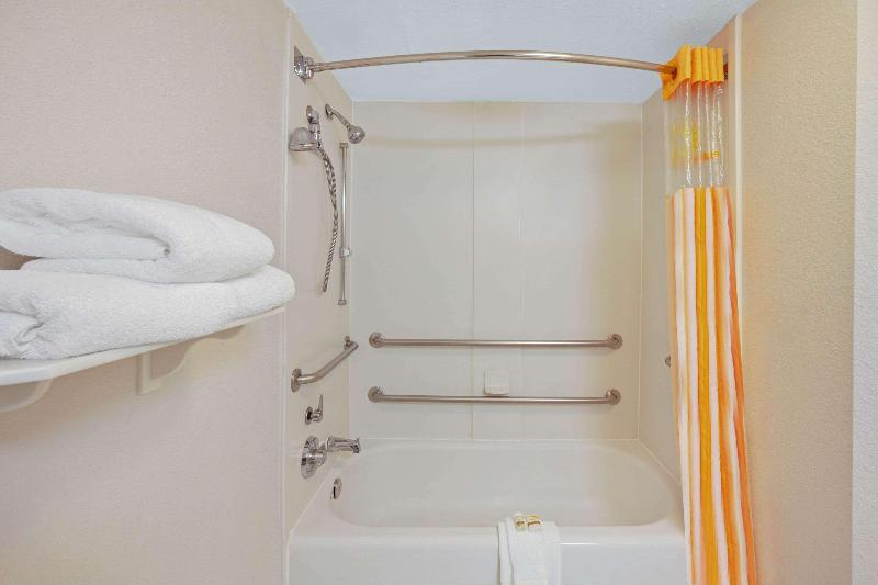 La Quinta Inn & Suites Houston Galleria Area - photo 16