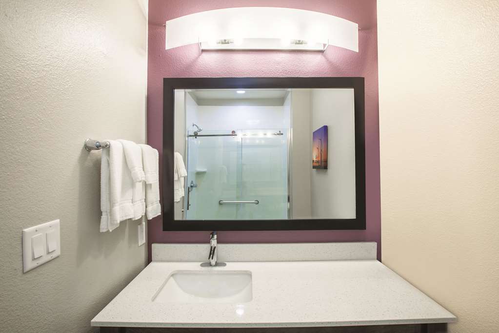 La Quinta Inn & Suites by Wyndham San Marcos Outlet Mall - photo 11