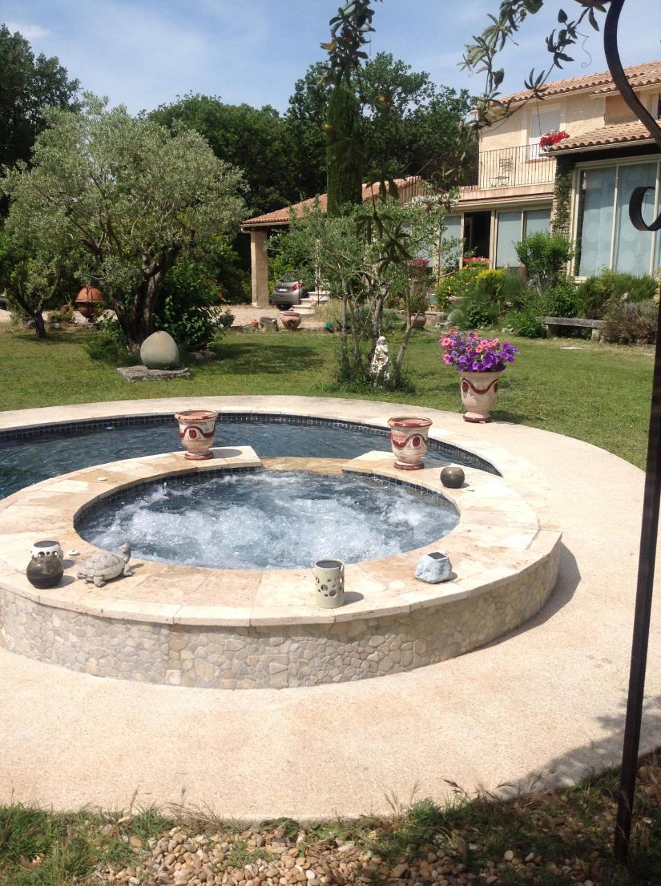 Le Lutin Sur Le Toit in Mazan, France