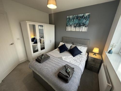 3 Bed Home for Contractors & Relocators with Parking Garden & WiFi 5 mins walk to Town Centre & Train Station — 4-Star Luxury Hotel in Stafford, United Kingdom