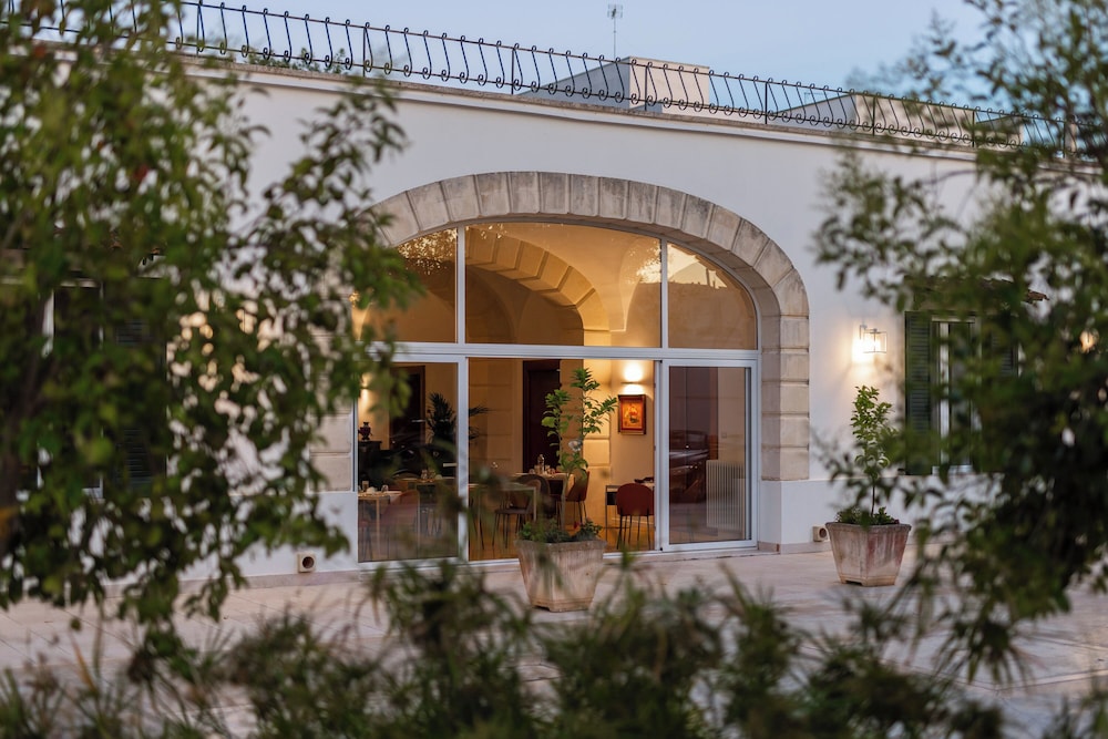 Lavilla Suite & Relax — 4-Star Luxury Hotel in Surbo, Italy