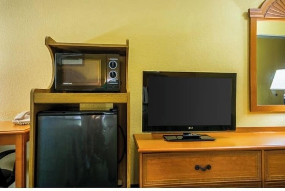 Franklin Inn & Suites - photo 9