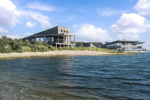 Grevelingenmeer Panorama Villa 4p Luxe & Natuur Villa 14 — 4-Star Luxury Hotel in Ouddorp, Netherlands
