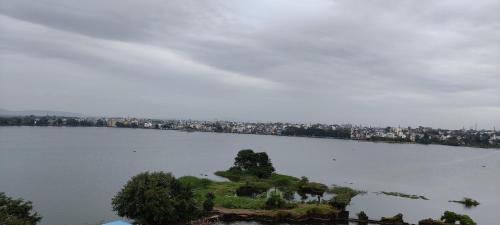 Rankala Lake View 3BHK Premium Apartment with Balcony — 4-Star Luxury Hotel in Kolhapur, India