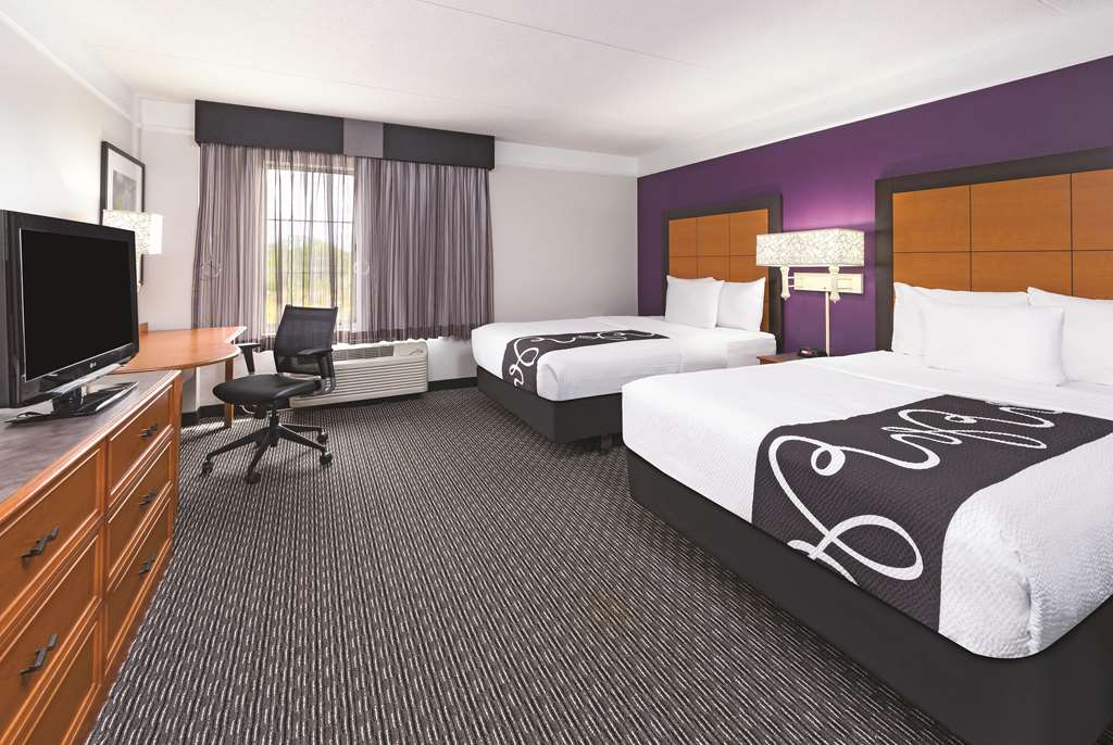 La Quinta Inn & Suites by Wyndham Phoenix Mesa West - photo 26