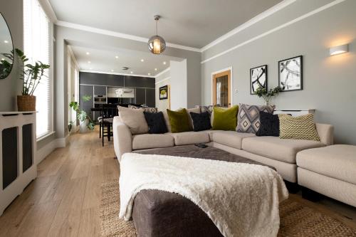 Stylish Central Apartment with Parking & Lift — 4-Star Luxury Hotel in Bury St Edmunds, United Kingdom