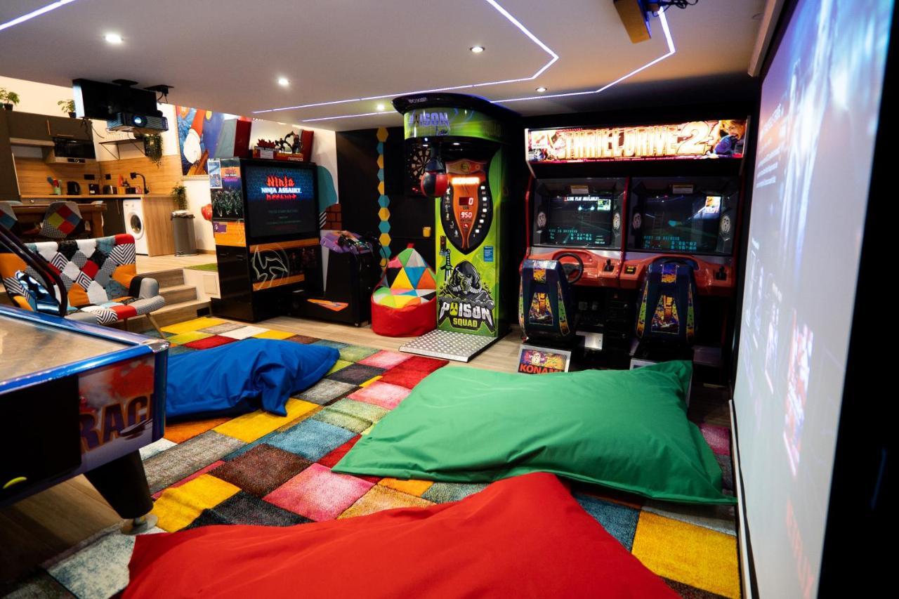 Capsule Luna Park Jacuzzi Sauna Jeux & Arcades Billard Netflix & Home Cinema — 4-Star Luxury Hotel in Valenciennes, France