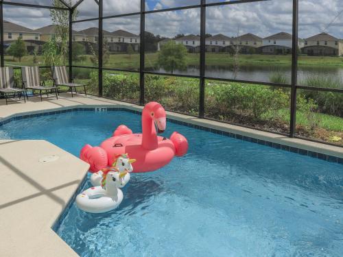 Summer Fun Waterfront 8BR Home with Private Pool — 4-Star Luxury Hotel in Kissimmee, United States