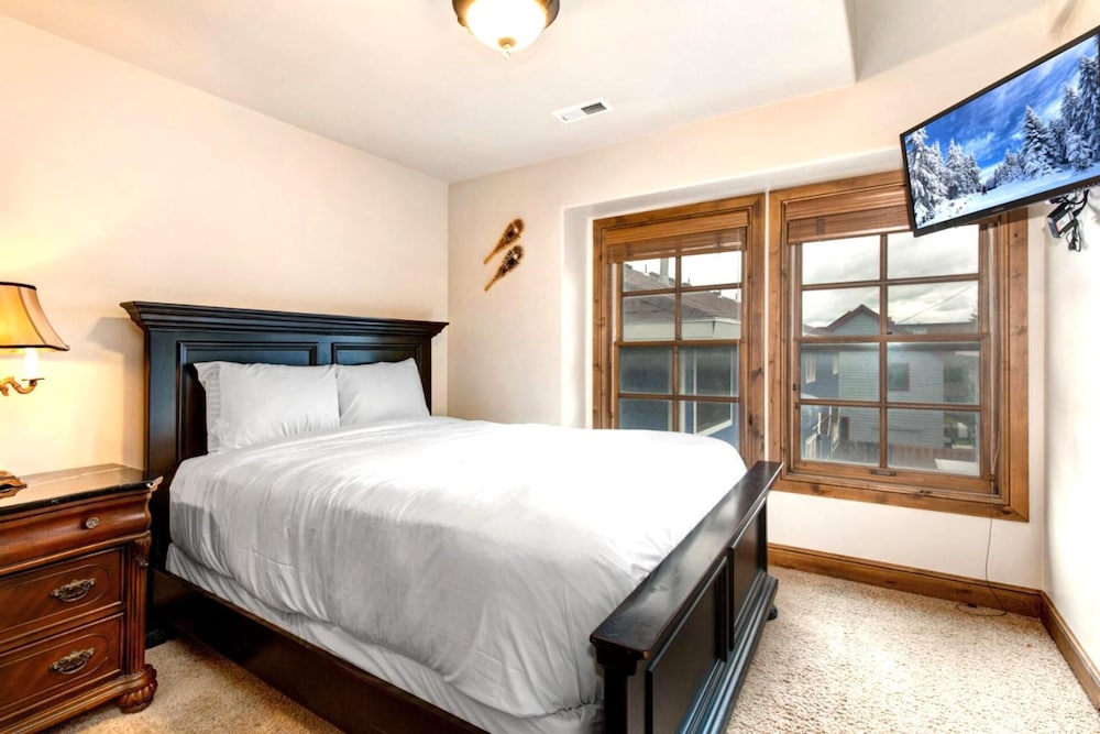 KBM Resorts Walk to Lifts and Main St Rent 1416 and 1418 Townhomes together Pri Hot tub PPS 1418 - photo 16