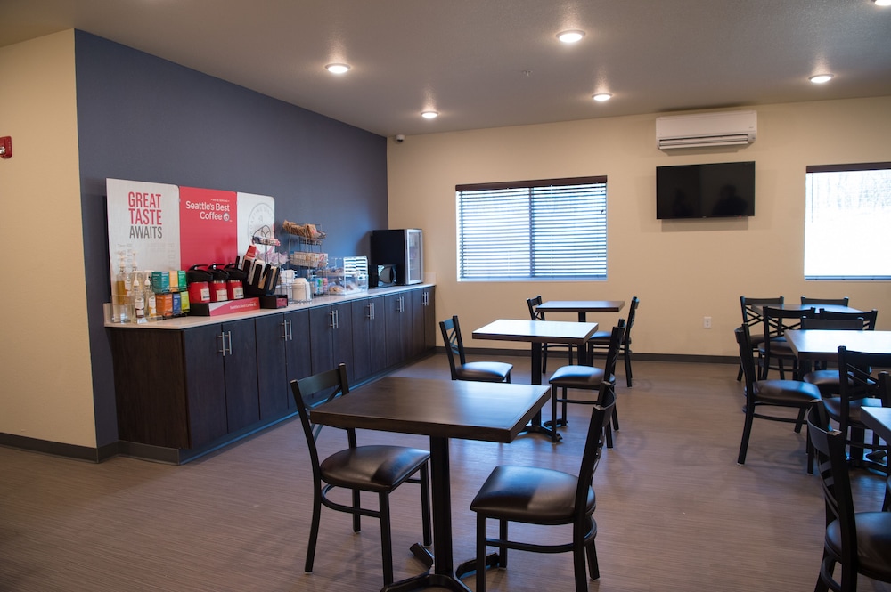 Cobblestone Inn & Suites Forest City - photo 31