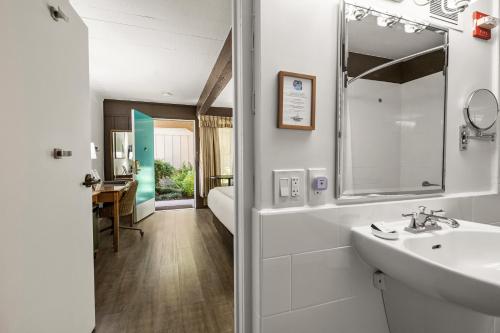 El Pueblo Inn - photo 28