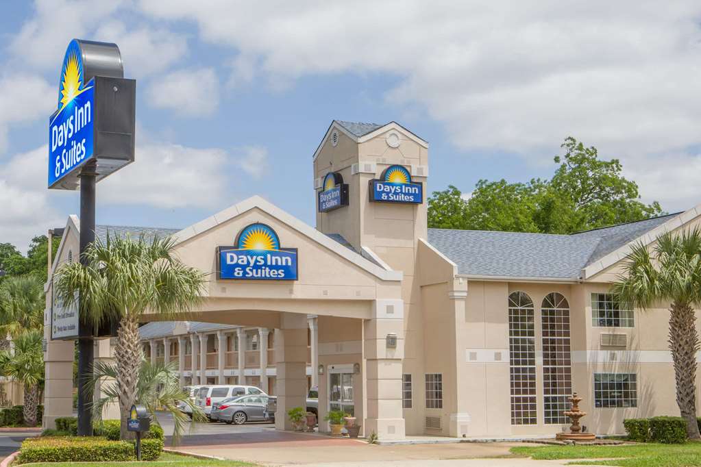 Days Inn by Wyndham Nacogdoches SFA University Downtown