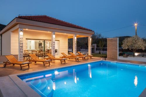 Villa Big Garden — 4-Star Luxury Hotel in Primorski Dolac, Croatia