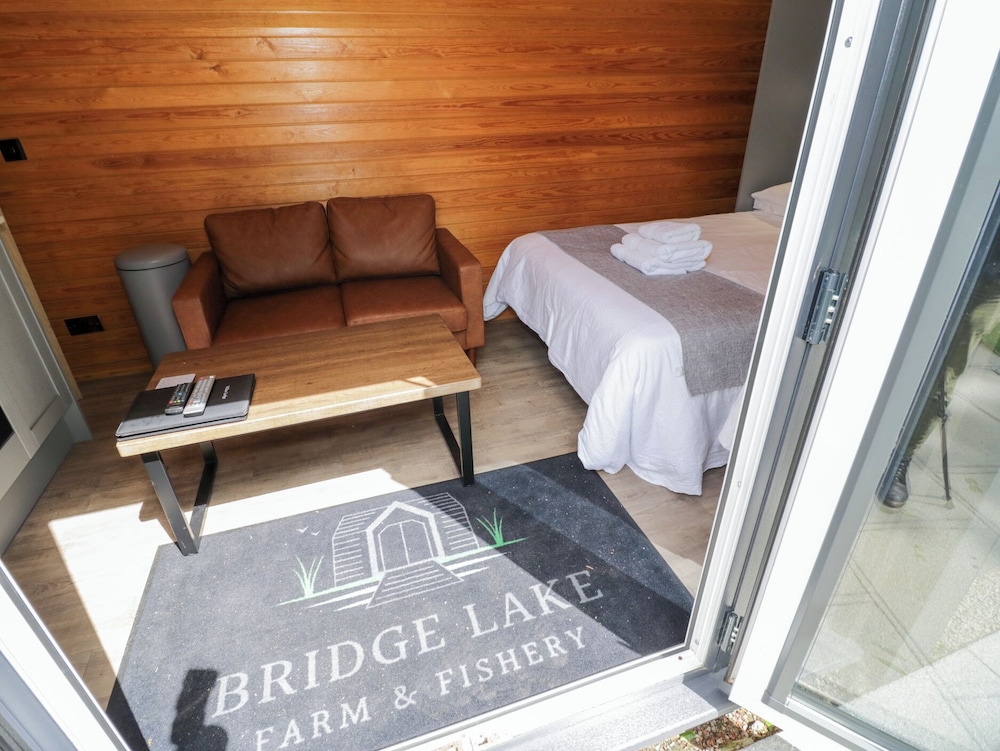 Willow Lodge At Bridge Lake Farm & Fishery — 4-Star Luxury Hotel in Banbury, United Kingdom