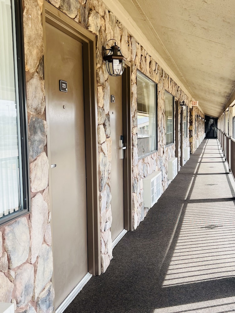 Cattle Country Lodge - photo 30