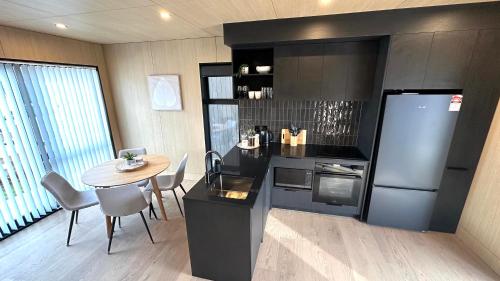 Vibrant Frankton Villa — 4-Star Luxury Hotel in Queenstown, New Zealand