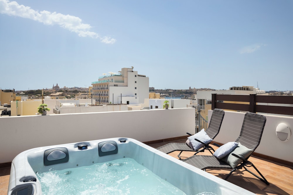 Sunlit Stylish Penthouse with Hot Tub Close to Sliema Promenade St Julian's & St Georges Bay — 4-Star Luxury Hotel in Gzira, Malta