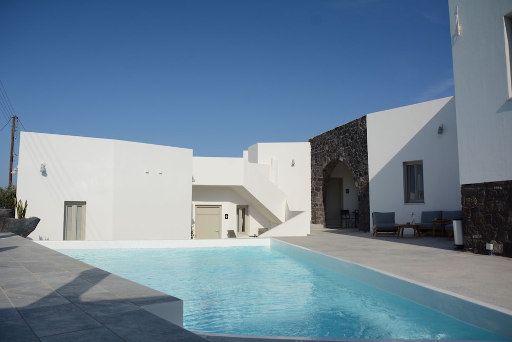 Noir Santorini - carbon neutral hotel in Fira