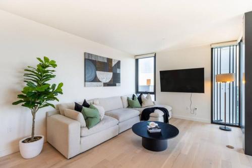 The Pearl Coast Rooftop Pool Gym Luxurious 2BR Santa Monica — 4-Star Luxury Hotel in Los Angeles, United States