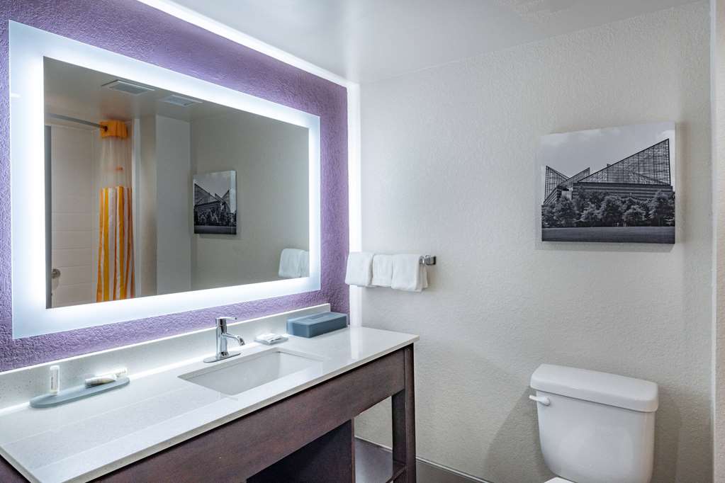 La Quinta Inn & Suites by Wyndham Chattanooga East Ridge - photo 30