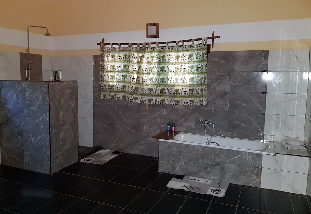 Deep soaking bathtub