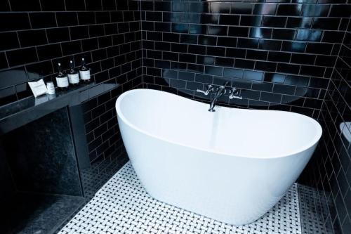 The Gas Lamp Hotel 1BR Adams - photo 16