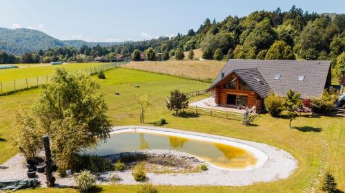 Log Garden Estate - carbon neutral hotel in Dobrova