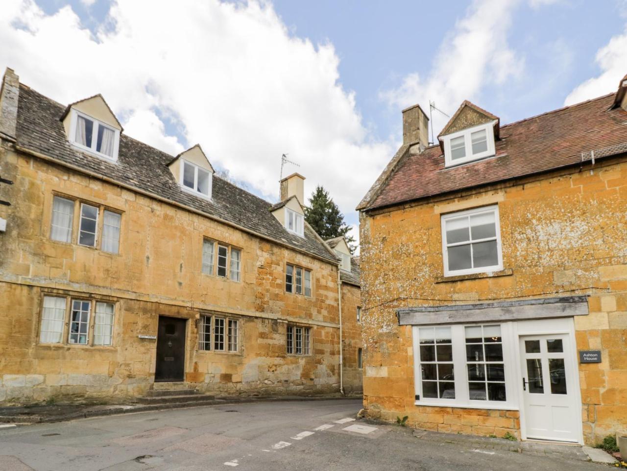 Ashton House — 4-Star Luxury Hotel in Moreton In Marsh, United Kingdom
