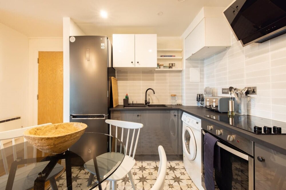 Spacious Modern One Bed Flat. Riverside Location — 4-Star Luxury Hotel in London, United Kingdom