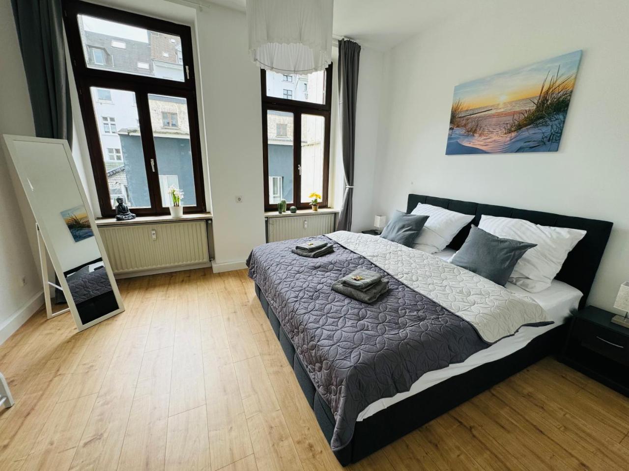 Neu und modern 2 Schlafzimmer Arbeitsplatz Nespresso — 4-Star Luxury Hotel in Wuppertal, Germany