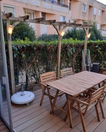 F2 Avec Terrasse Parking Gratuit — hotel in Guyancourt