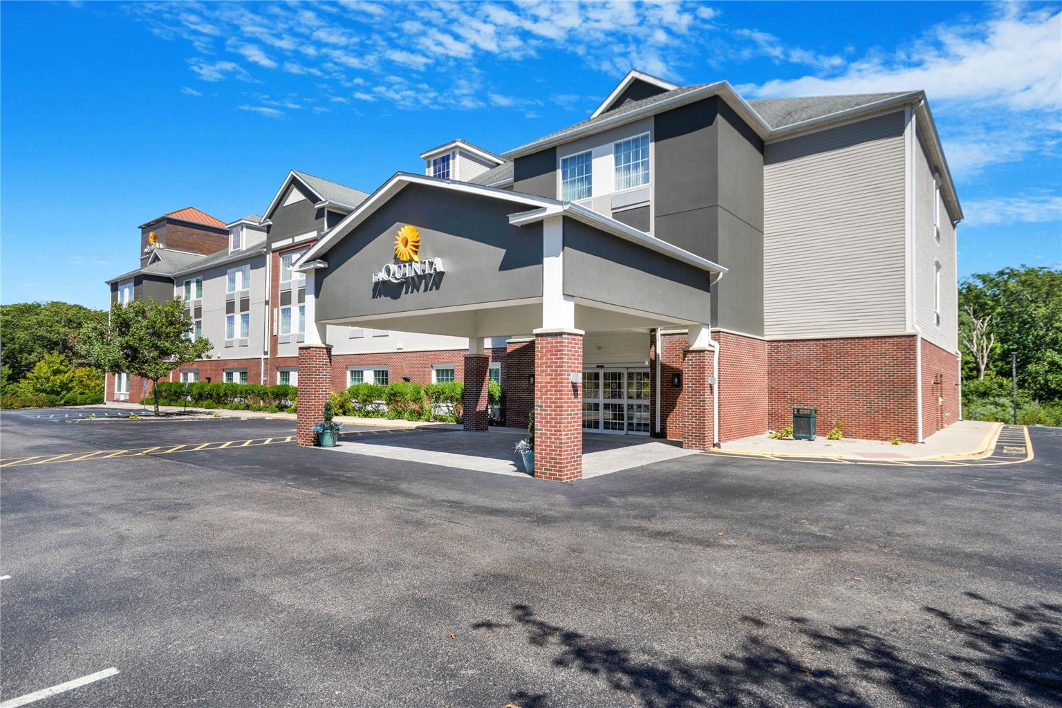 La Quinta Inn & Suites by Wyndham Stonington Mystic Area — hotel near Westerly State Airport