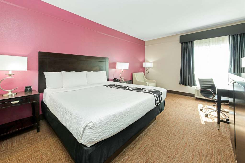 La Quinta Inn & Suites by Wyndham Winnie - photo 9