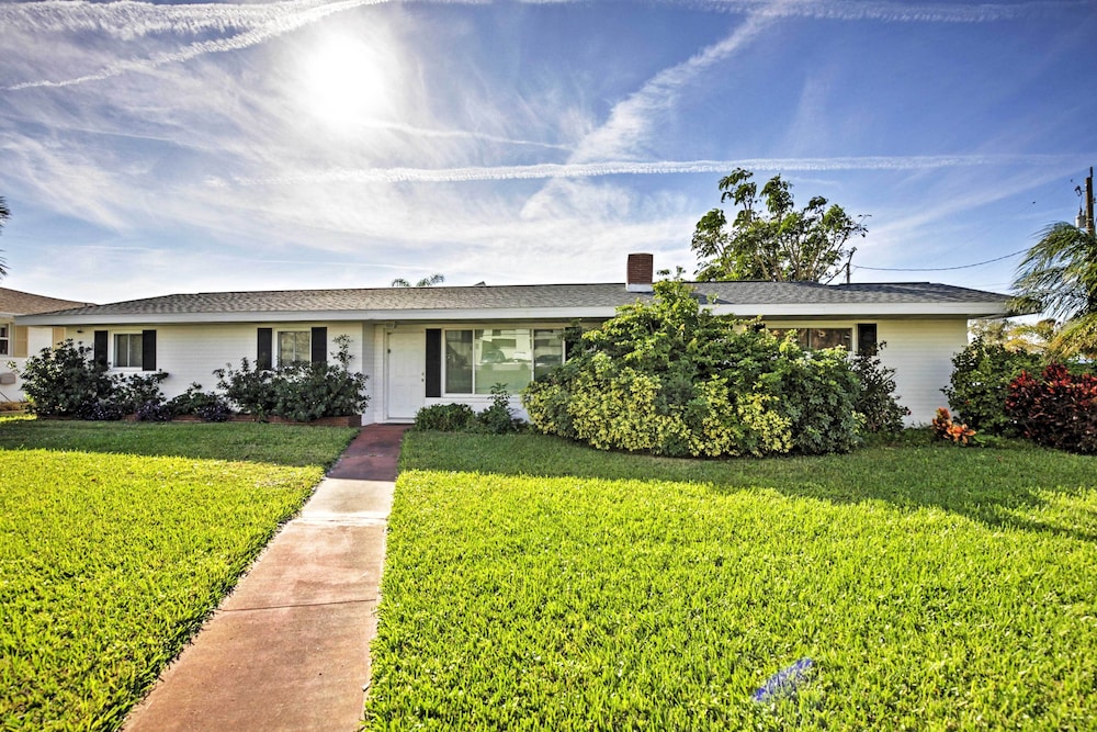 Pet Friendly Daytona Beach Home Walk to the Ocean — 4-Star Luxury Hotel in Port Orange, United States