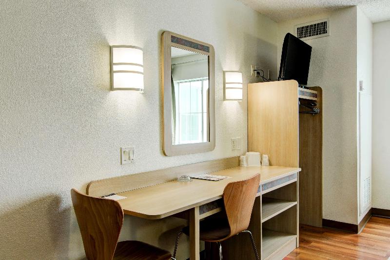 Super 8 by Wyndham Aurora East - photo 8