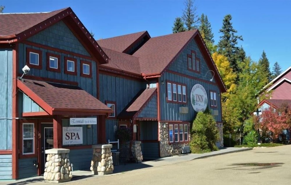 Village Creek Country Inn in Edmonton, Canada