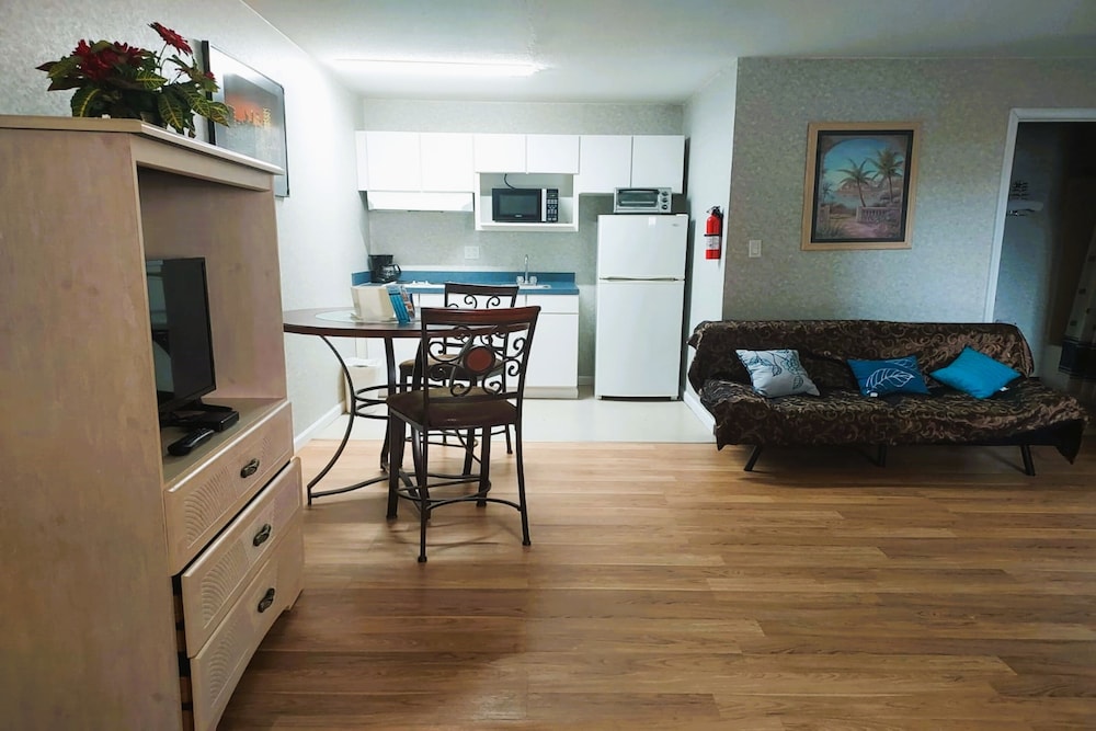 Studio Inn & Suites - photo 18