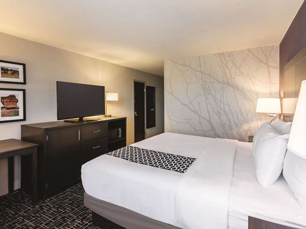 La Quinta Inn & Suites by Wyndham Colorado Springs North - photo 23