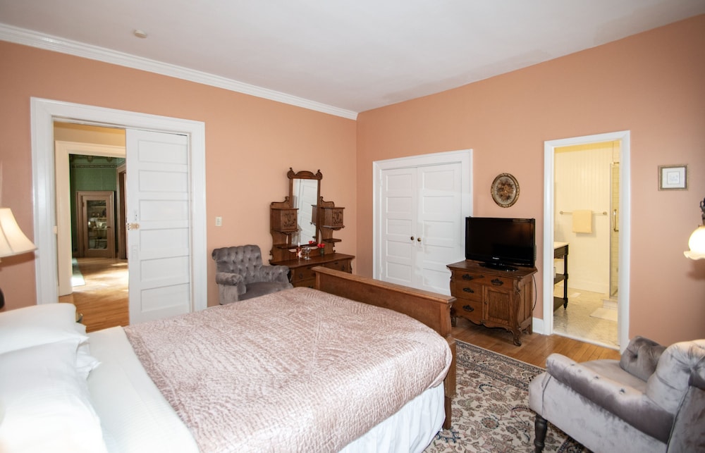 Looking Glass Inn - photo 13
