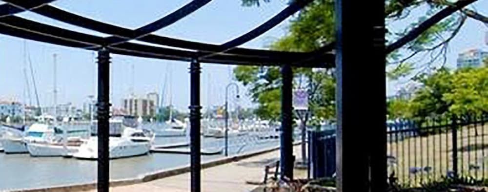 2BR Beautiful River Retreat Pool Wine Gym Netflix — hotel in Kangaroo Point
