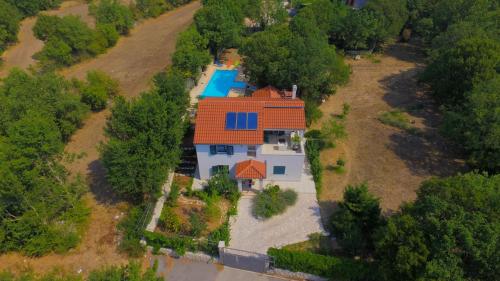 Family friendly house with a swimming pool Bisko Zagora 18181 — 4-Star Luxury Hotel in Trilj, Croatia