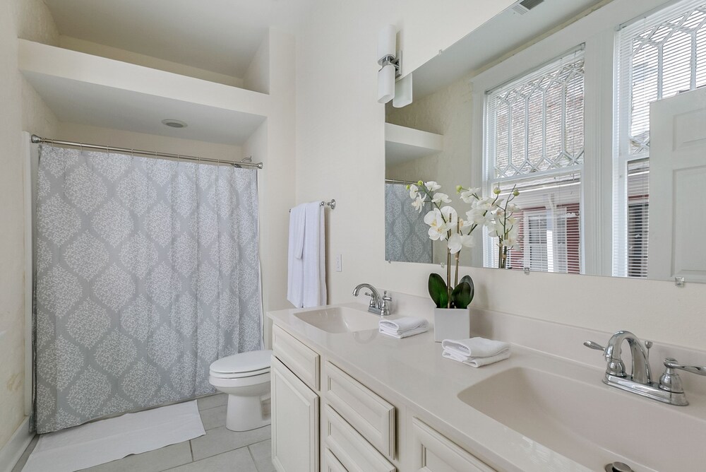 Hip 2BR in Arts Warehouse District - photo 42