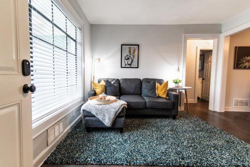 Stylish 2BR 1 Mile From Downtown And The Aquarium