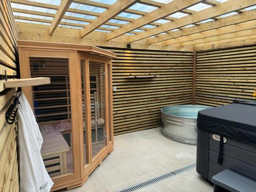 Sleeps14 Sauna ColdPlunge Hottub xboxroom XLgarden in Pontyclun, United Kingdom