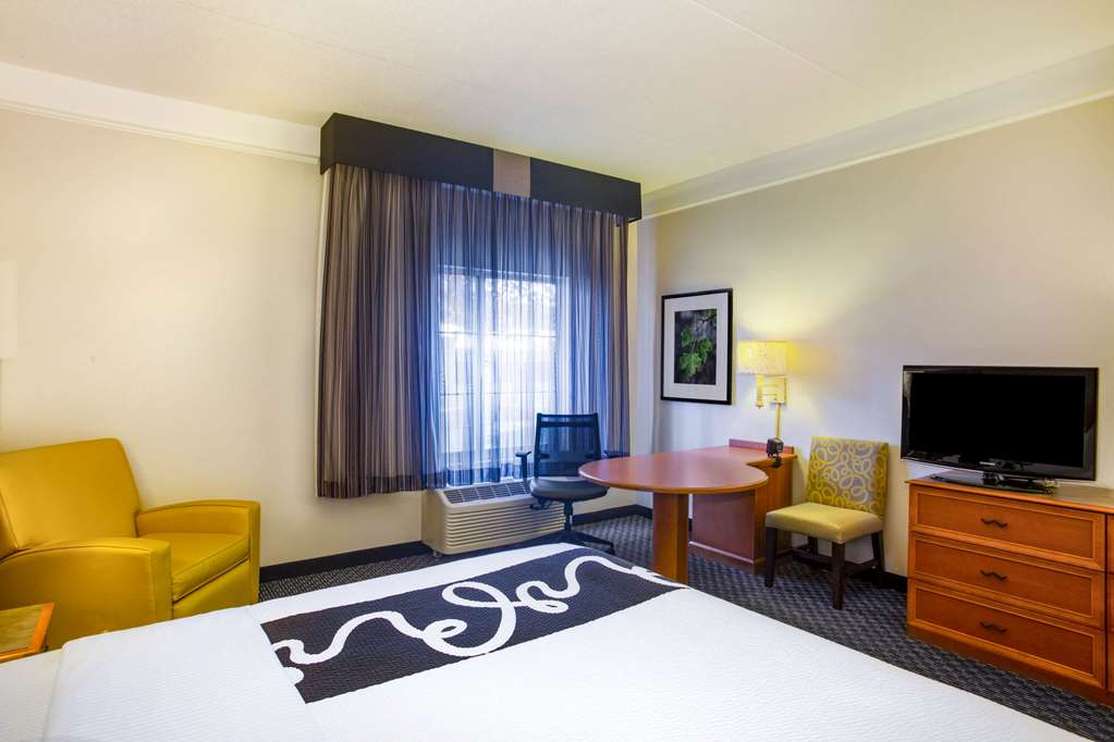 La Quinta Inn & Suites by Wyndham St. Louis Westport - photo 33