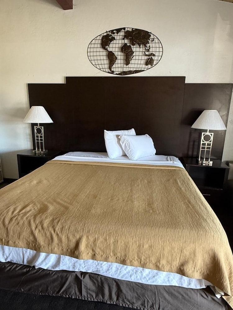 Cinderella Motel - photo 14