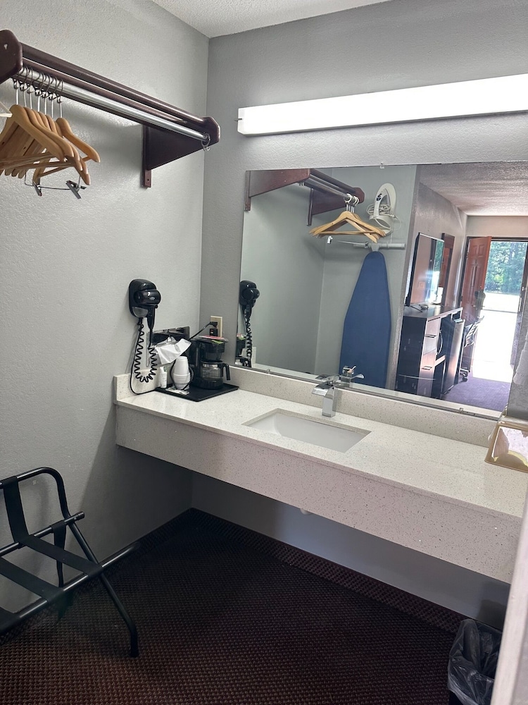 Clairmont Inn & Suites Warren - photo 34