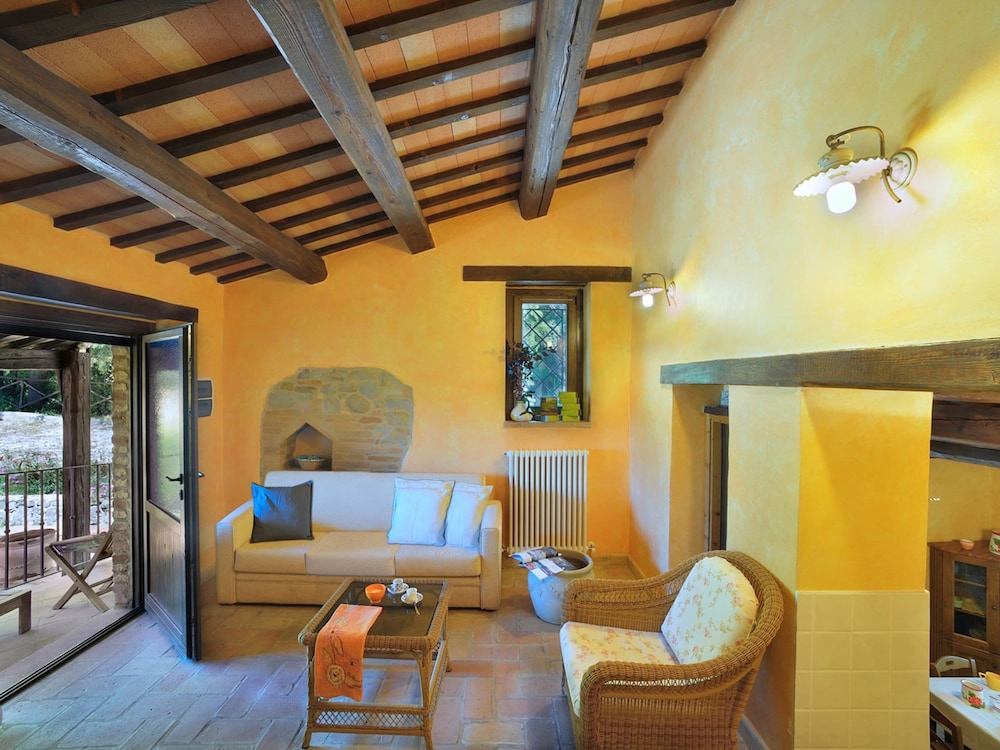 Belvilla by OYO Il Rigogolo — 4-Star Luxury Hotel in Sant'angelo In Pontano, Italy